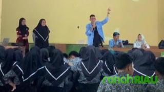 "Turun Gunung" Mahasiswa UNRI Sosialisasikan KIP-Kuliah di SMAN 1 Benai