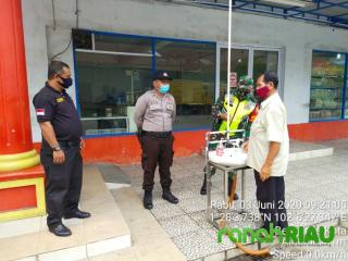 Babinsa dan Anggota Polsek Bengkalis Beri Himbauan Warga di Plaza 88