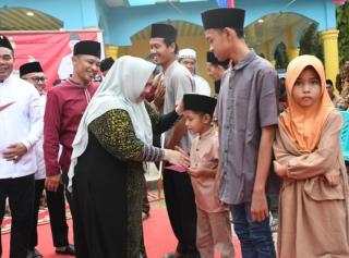 23 Ramadhan, Bupati Bengkalis Serahkan Bantuan Sembako Kepada Kaum Dhuafa dan Anak Yatim