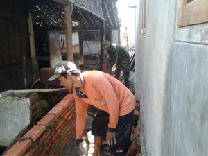 Dinding Anyaman Bambu Rumah Zaenuri Sudah Jebol Guna RTLH