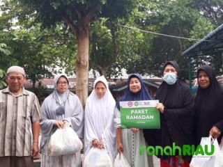 Bekerjasama dengan Ikatan Dokter Indonesia, IZI Riau salurkan Paket Ramadhan ke Masyarakat Dhuafa