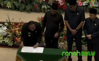 Dewan Setujui Ranperda APBD Provinsi Riau TA 2025 Menjadi Perda