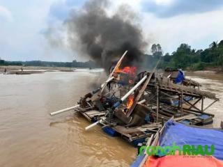 Gaspol Laporan Warga, Polsek Cerenti Bakar 48 Rakit PETI di Sungai Kuantan