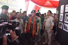 Kunjungi Stand Fotografi, Kasad Berikan Hadiah Pembinaan.