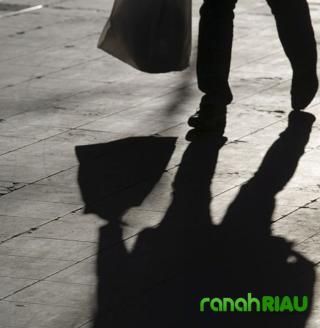 Puisi tentang Refleksi: Kau Tak Asing, karya Syalmiah