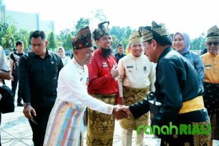 Gubri Anugerahi Lencana Wira Bangun Desa Kepada Bupati Suhardiman Amby