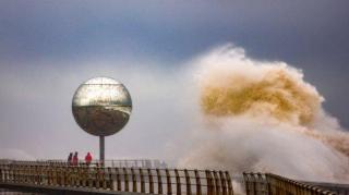 Badai Ciara hantam Inggris, warga tewas tertimpa pohon