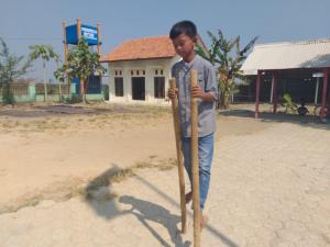 Hindari Game Online, Satgas TMMD Populerkan Egrang