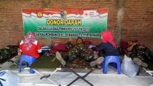 TNI dan Warga Donorkan Darah di Lokasi TMMD