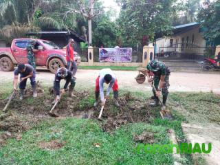 Anggota Koramil 08/KM Laksanakan Karya Bhakti Pembersihan Parit Pasca Banjir Bersama Warga