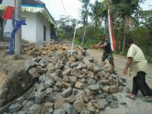 Warga Bantu Dropping Batu Pondasi Masjid
