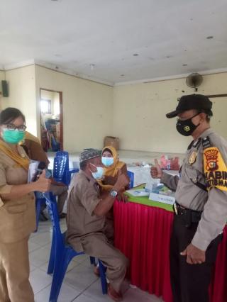 Kapolsek Mandau AKP Jalifer Gelar Vaksinasi 215 Orang di Bathin Solapan