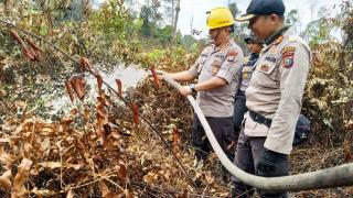 Kapolda Riau Berpeluh Keringat Ikut Padamkan Api di Rupat Utara, Bengkalis
