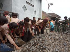 Pramuka Laksana SMAN 3 Demak ikut Sukseskan TMMD ke 105.