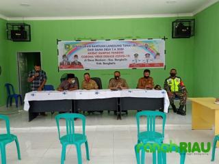 Terdampak COVID-19, Sertu Subarianto Lakukan Pengawalan Pembagian BLT