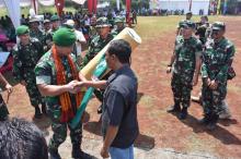 TNI Bersihkan Sampah di Desa Rusoh