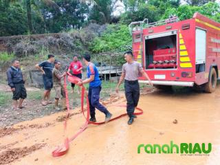 Rumah Warga Hulu Kuantan Nyaris Tertimbun Longsor, Badan Jalan Tertutup Lumpur
