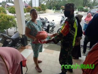 Babinsa Koramil 01 Bengkalis Membantu Proses Penyaluran Bantuan Sembako