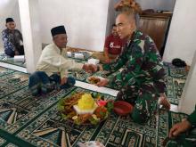 . Potongan Tumpeng Diberikan Ke Ta’mir Masjid