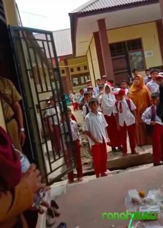 Guru Lempar Nasi di Depan Murid! SD 021 Tarai Ricuh, Etika Pendidik Dipertanyakan