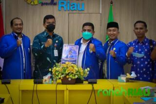 Ketua KNPI Nasaruddin serahkan Blueprint ke Kadispora Riau