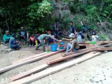 Tantangan Warga Lewati Hutan Sebelum Jalan Penghubung Jadi