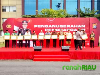 Ketua PWI Raja Isyam Azwar dapat Anugerah Penghargaan dari Kapolda Riau