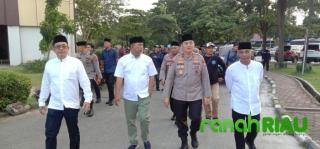 Irjen Iqbal beserta Ketua PWI Riau Raja Isyam Bagikan Takjil dan Bukber Bersama Insan Media