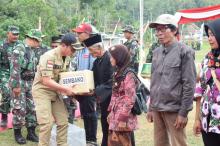 TMMD, Bupati Trenggalek Serahkan Bingkisan Sembako Pada Warga