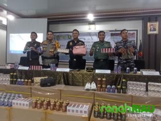 Agoes Widodo Pimpin Konferensi Pers Hasil Kinerja Capaian Penindakan BC Bengkalis Tahun 2023