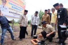 Bupati Inhil Lakukan Peletakan Batu Pertama Pembangunan Kantor Desa Rambaian