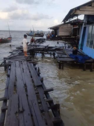 Meno Utaru dan Ombak Hantam 426 Rumah Mayoritas Bangsa Laut
