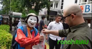 Ribuan Takjil Gratis, Penerima Takjil: Alhamdulillah, senang rasanya dapat Takjil dari UBK dan ReJo