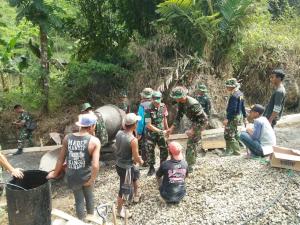  Dansatgas TMMD Salami Warga Bagian Angkut Material