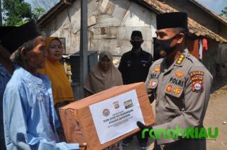 Ditengah Pandemi, Polda Banten Terus bagikan Sembako ke warga kurang mampu