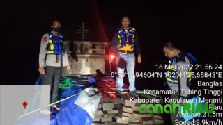Satpolairud Polres Meranti Tangkap Kapal Bermuatan 25 Kubik Kayu Ilegal Logging