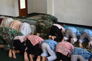 Tiba Waktu Sholat Dzuhur, Prada Makmur Langsung Kumandangkan Adzan