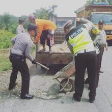  Timbun Jalan Berlubang, Inisiatif Polsek Ini Patut Di Apresiasi