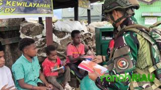 Satgas Yonif 521/DY Hadirkan Perpustakaan Untuk Kecerdasan Anak Bangsa di Distrik Walesi