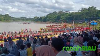 Ribuan Penonton Kena Prank, Cak Mus : Orang Datang dari Jauh Ingin Nonton Pacu Jalur, Bukan Parade
