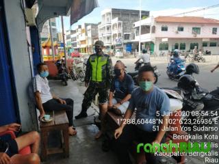 Babinsa Beri Himbauan ke Masyarakat di Seputaran Klenteng Hok Ann Kiong