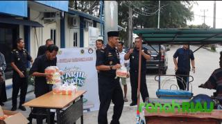 Peduli Sesama di Bulan Ramadhan, Bea Cukai Bengkalis Berbagi Takjil