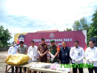 Kajari Bengkalis Pimpin Pemusnahan Barang Bukti Ilegal