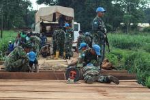   Kontingen Garuda Renovasi Jembatan di Desa Sibut-Afrika
