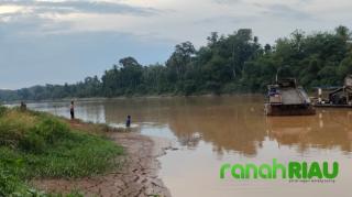 Polsek Kuantan Mudik Musnahkan 2 Unit Rakit PETI yang Tengah Beroperasi