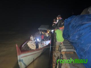 Tiba di Aceh, KRI SSA-378 TNI AL Debarkasi Bantuan bagi Masyarakat terdampak Bencana