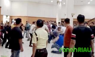 Gedung DPRD Riau Memanas: Usai Rapat Banggar, Kericuhan Pecah, Petugas Keamanan Berdarah