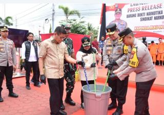 Kapolda Riau dan Bupati Bengkalis Ikut Musnahkan BB 15,6 Kg Narkotika