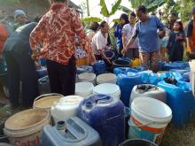 . Rela Antri Demi Air Bers