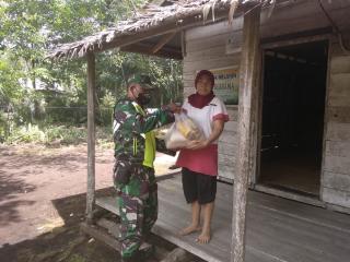 Kodim 0303 Bengkalis Bersama Babinsa Salurkan Bantuan Sembako Ke Warga
